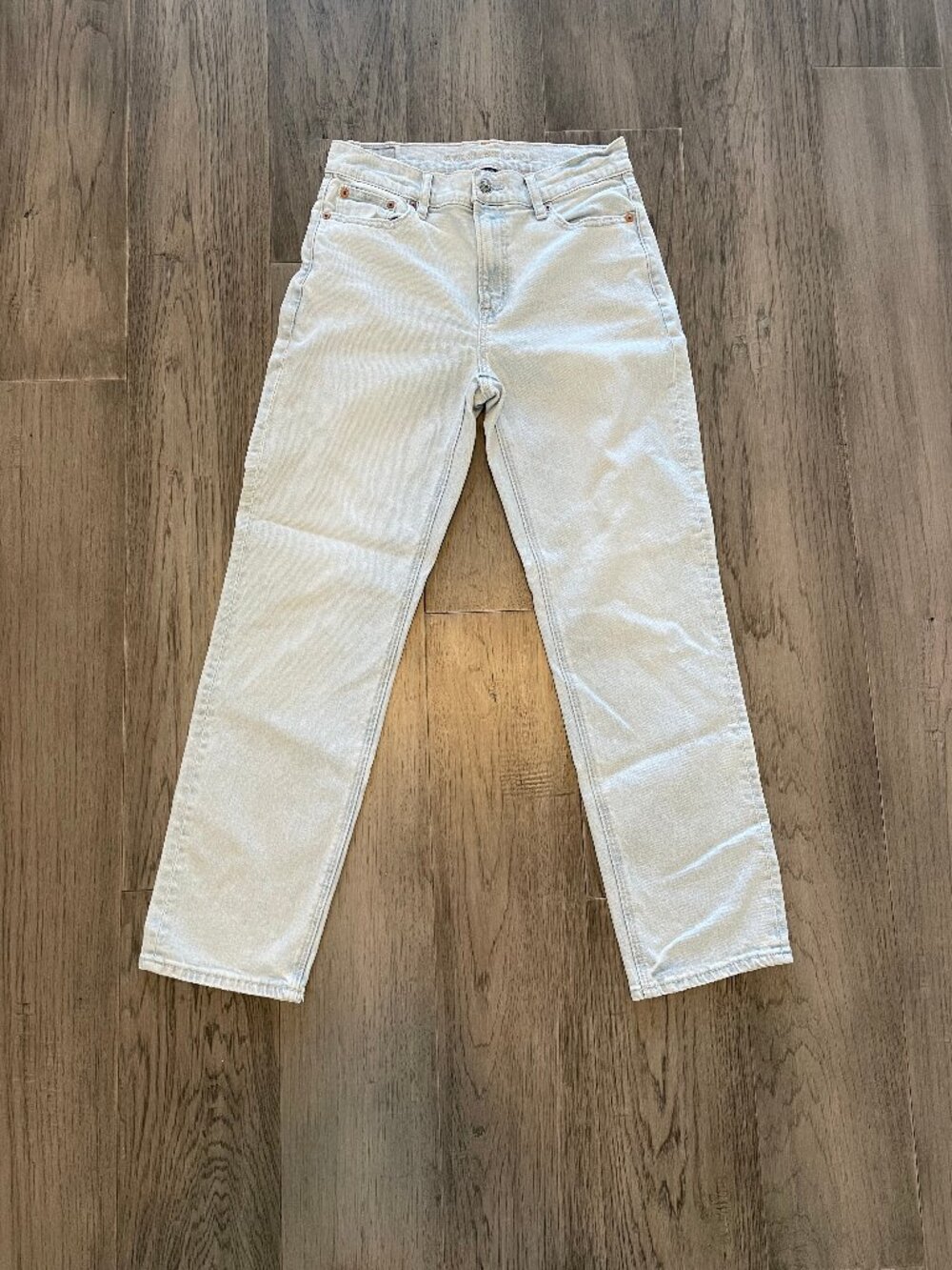 American Eagle Lightwash Straight Leg Short Jeans - Size 2